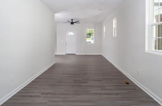 Building Photo - !! SPECIAL HALF OFF SECOND MONTH'S RENT!!! Updated 3BR 2BA  Home w/ Renovated Kitchen near Downto...