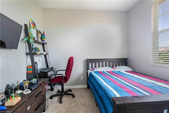Building Photo - ** 4 Bed/3.5 Bath Single Family ~ 2 Car Garage Single Family Home ~ Lake Views **