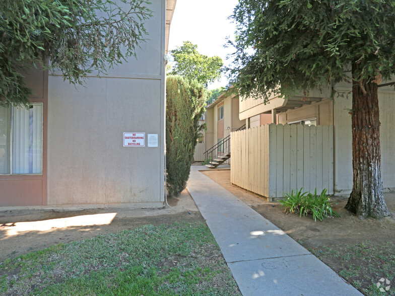 Building Photo - Lindsay Apartments