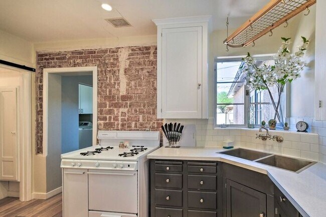 Building Photo - 4 Bed, 3 Bath, stunning home, located in t...