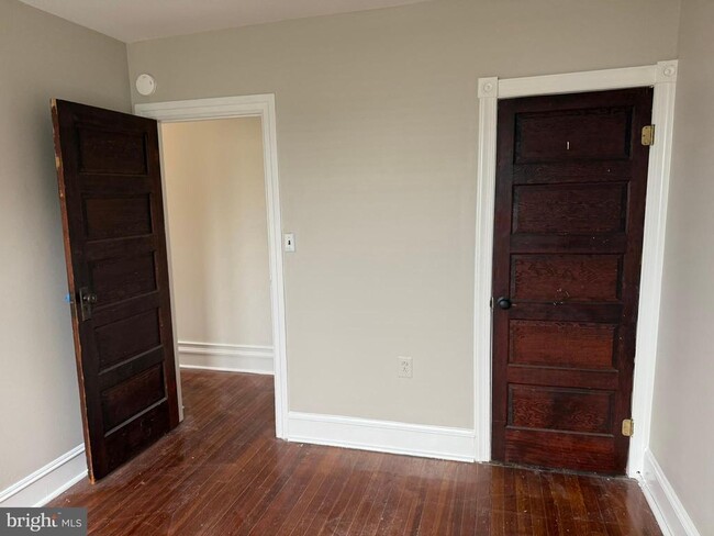 Building Photo - 134 W 8th Ave