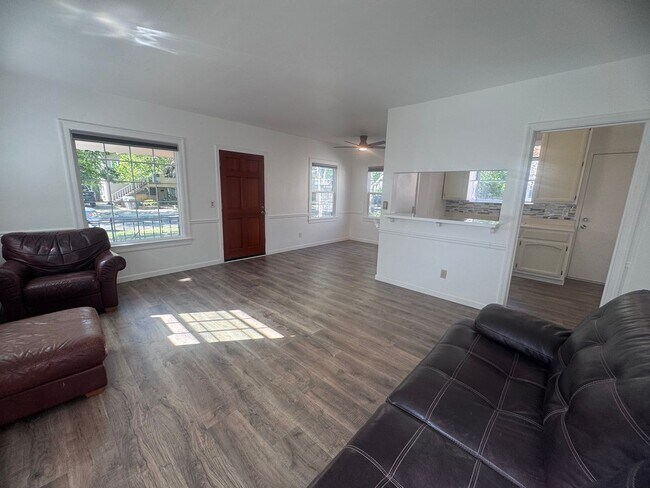 Building Photo - 2-Bedroom Home in the State Streets!