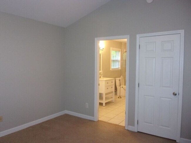 Building Photo - 3 Bedroom 2 Bath Home on over 1 Acre in Yo...