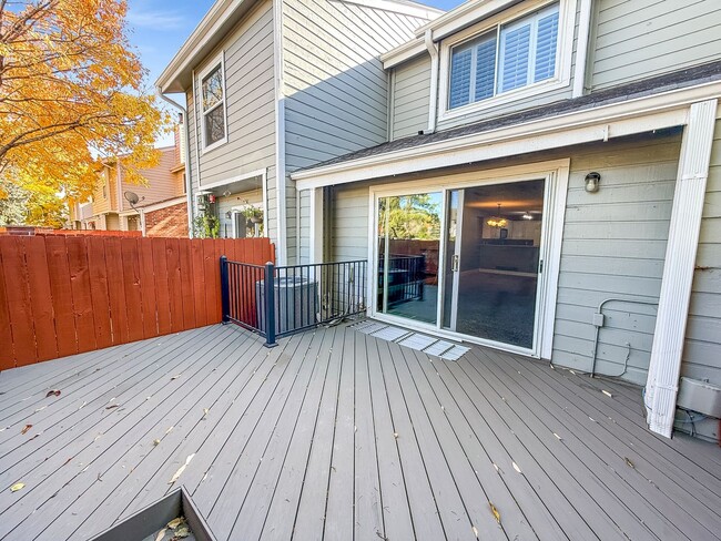 Building Photo - $0 DEPOSIT OPTION. CHARMING TWO-STORY TOWN...