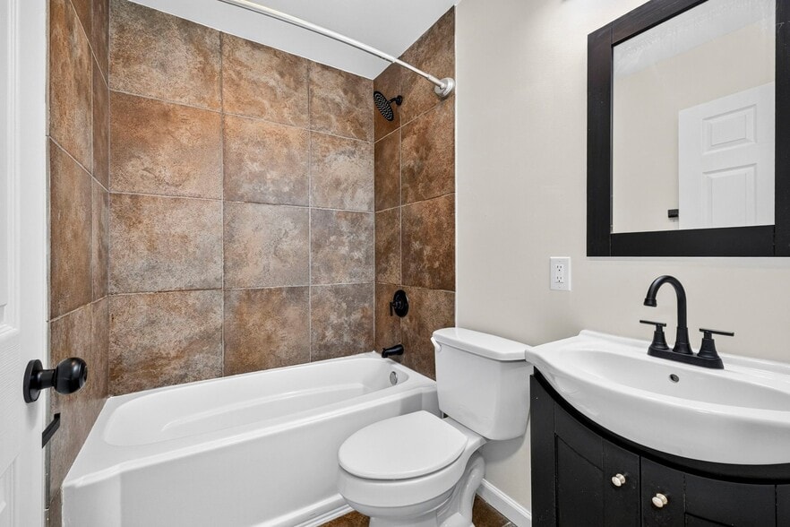 Building Photo - 121 Sunglow Dr