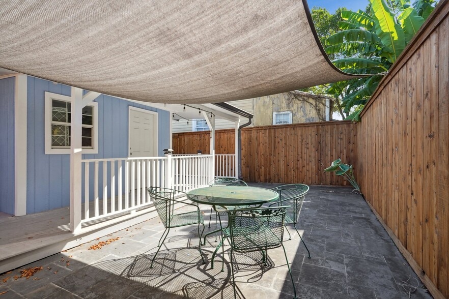 shared deck/patio - 3980 Annunciation St