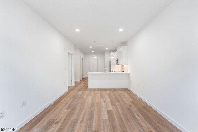 Building Photo - 25 Freeway Dr E