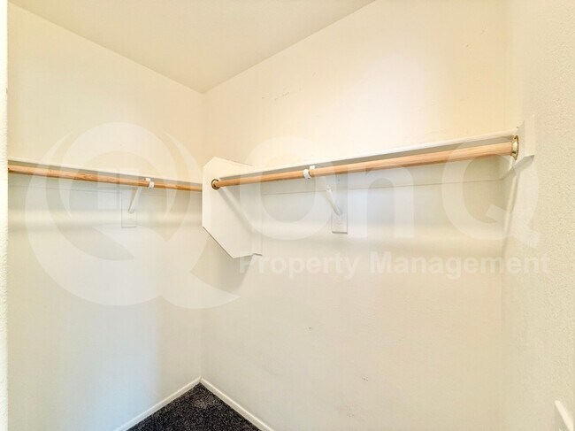 Building Photo - 1032 E Daniella Dr