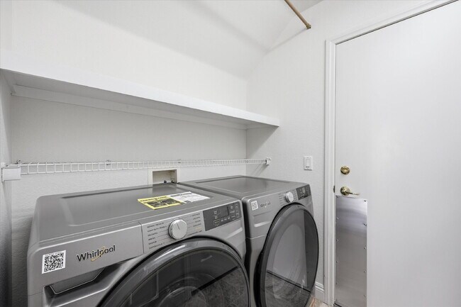 Building Photo - Exquisite 5-bed, 3-bath home w/ spacious 3-car garage offers luxurious living & effortless entert...