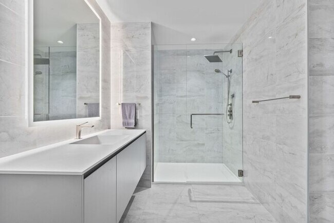 Building Photo - Luxury Executive Condo w/AC in the Heart o...