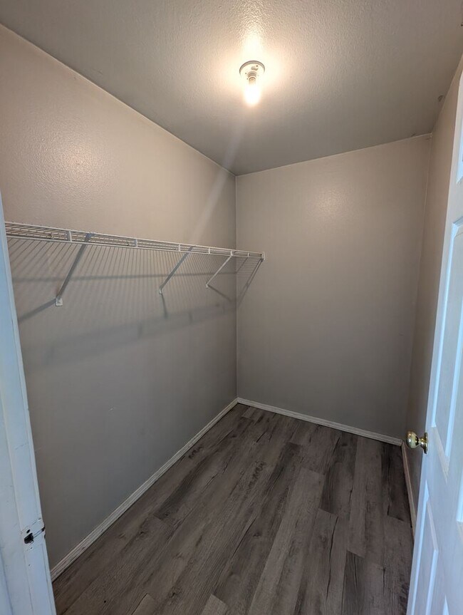 Building Photo - Updated 2 Bedroom Ground Level Apartment