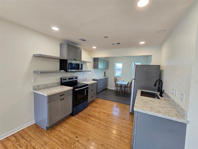 Building Photo - 914 Avenue K