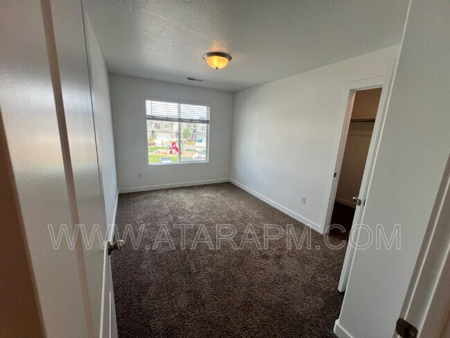 Building Photo - 346 Grassland Dr