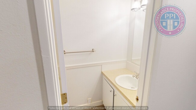 Building Photo - West Linn!!!  Stylish Townhouse, Private C...