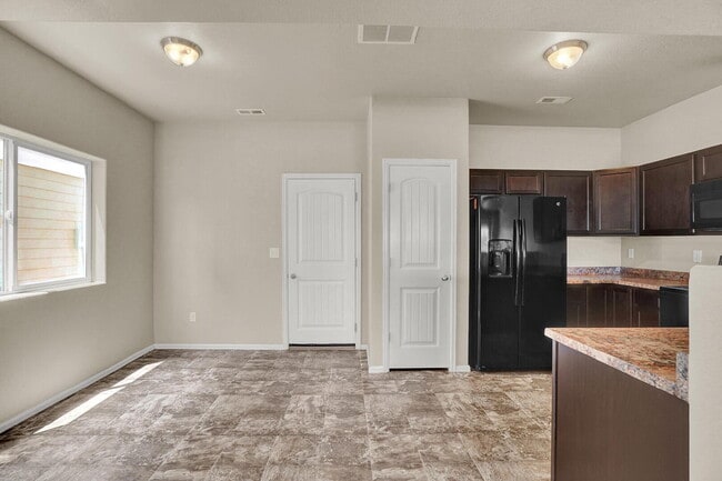 Building Photo - Modern Townhome with Central A/C, 2-Car Ga...