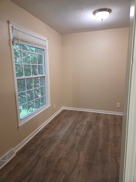 Building Photo - 2102 Chateau Dr