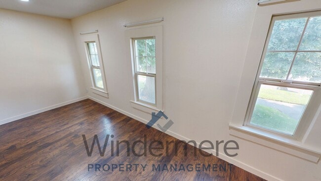 Building Photo - 114 N Touchet St