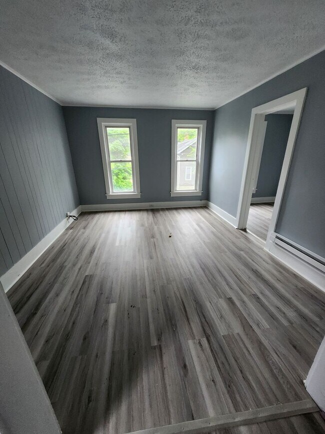 Building Photo - East side 3 bedroom apartment