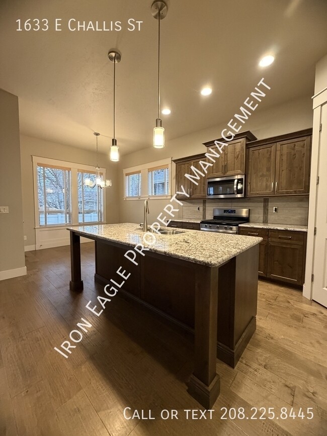 Building Photo - 1633 E Challis St