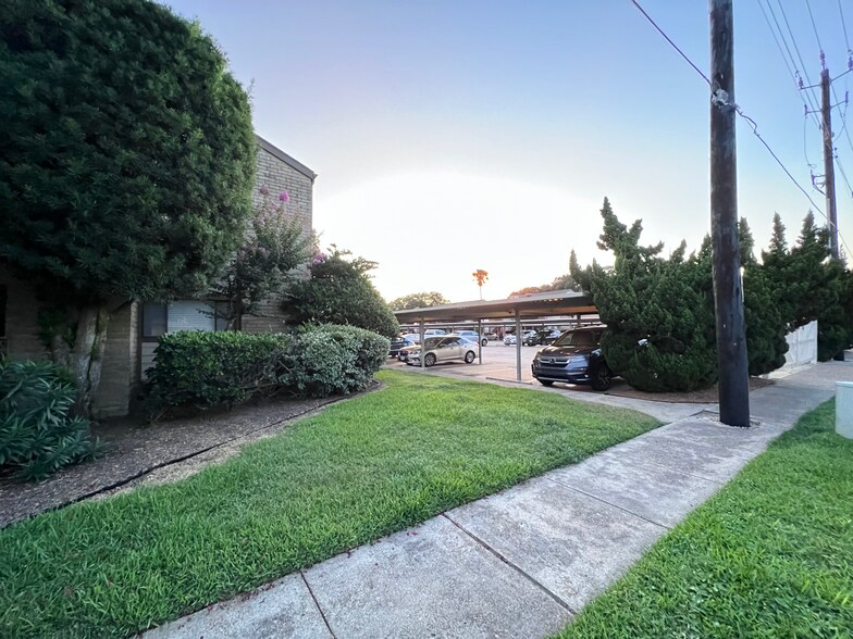 Building Photo - 7076 N Holiday Dr