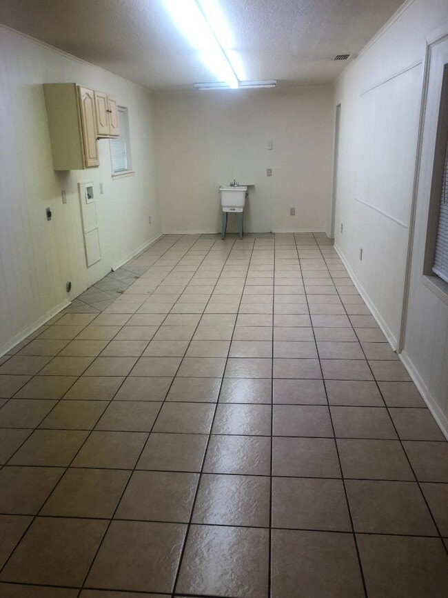 Building Photo - 335 Access Rd