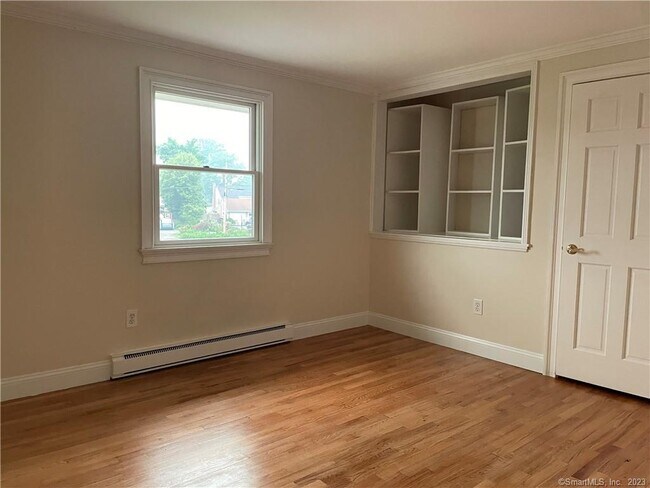 Building Photo - 98 Soundview Dr
