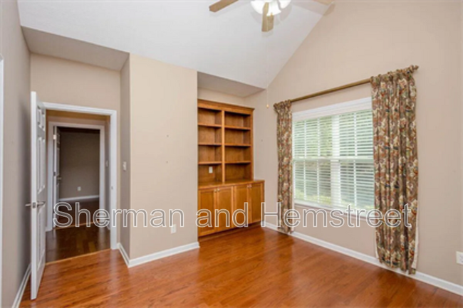 Building Photo - 2002 Amberley Dr