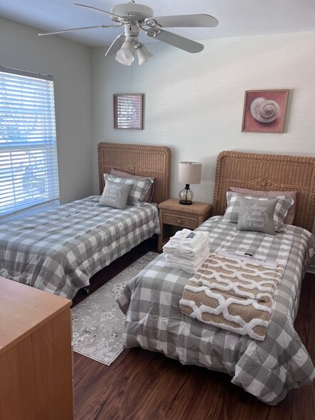 Guest bdrm - 9850 Costa Mesa Ln