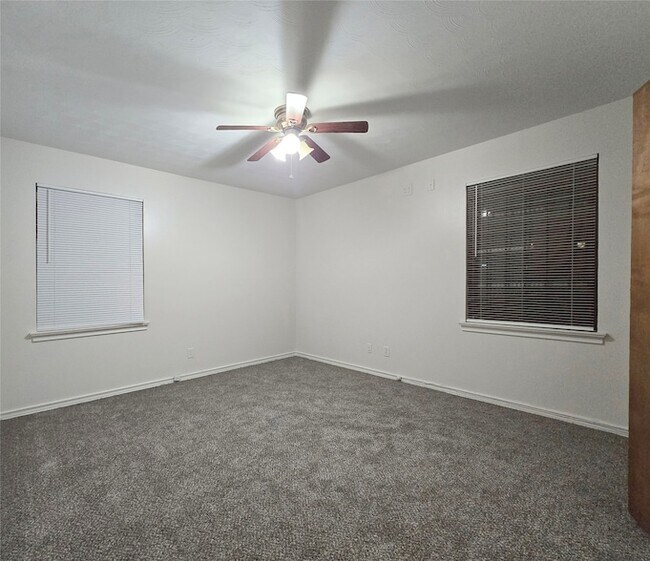 Building Photo - 648 Penguin Dr