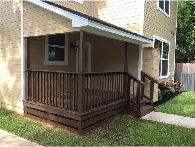 Building Photo - AVAILABLE NOW 4 BEDROOM 2.5 BATH HOME IN A...
