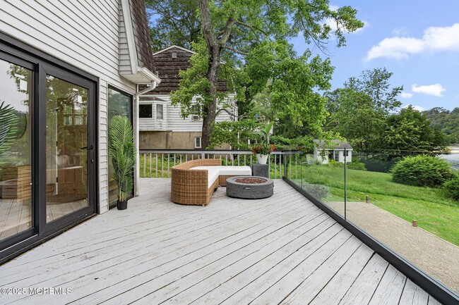 Building Photo - 39 Upper Lakeview Ave