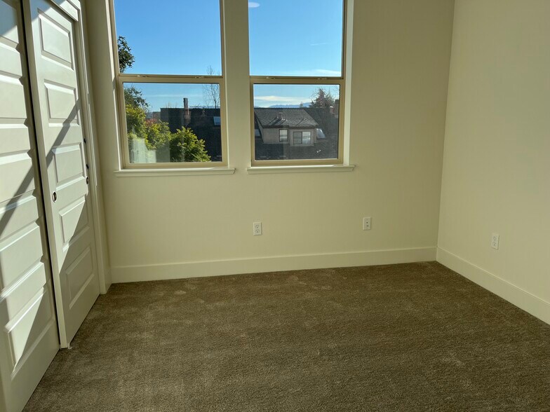 Building Photo - 835 Lilac Ter