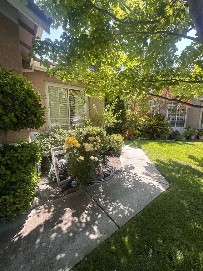 Building Photo - Home in Pleasanton Available!