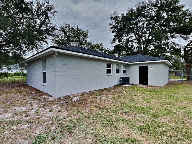 Building Photo - Beautifully Renovated 3 Bed 2 Bath Home with Garage in Tampa, FL