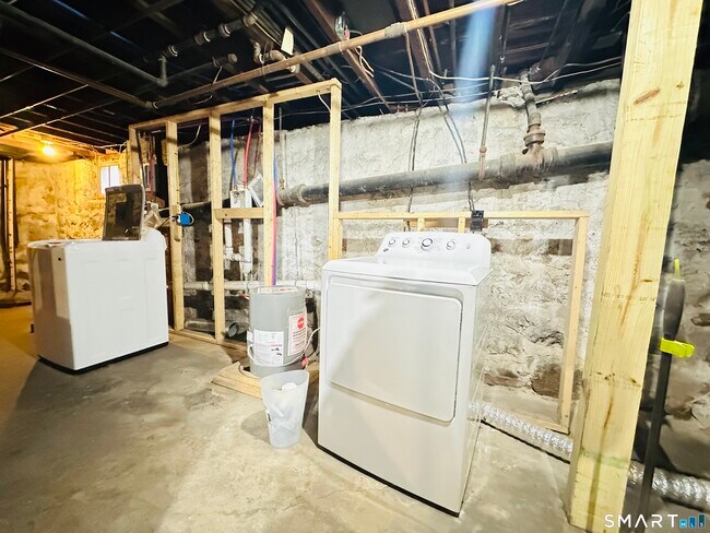 Building Photo - 133 Quaker Ln S