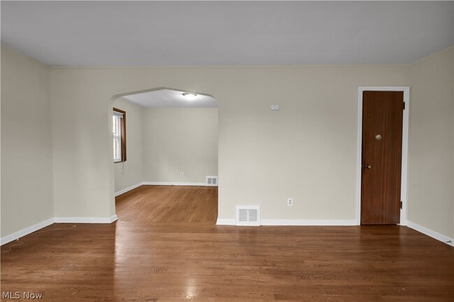 Building Photo - 478 E 222nd St