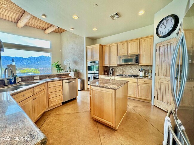 Building Photo - 11096 N Pusch Ridge View Pl