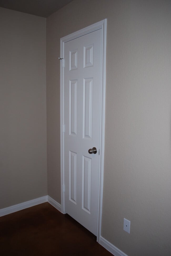 Building Photo - 1512 Dakota Ter