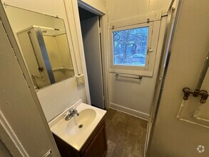 Building Photo - 416 Oak St- 4/5 Bedroom Duplex near WMU Ca...