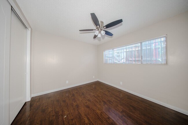 Building Photo - 2617-2619 E 17th St