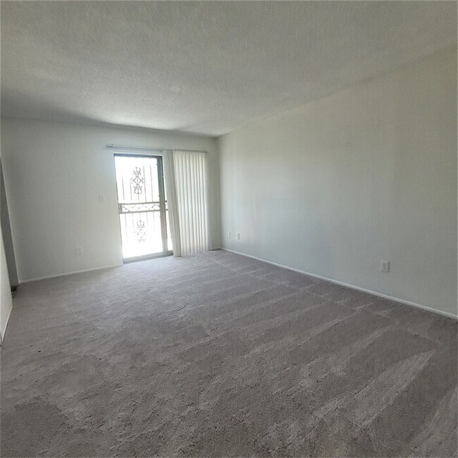 Building Photo - Stunning 3 bedroom condo