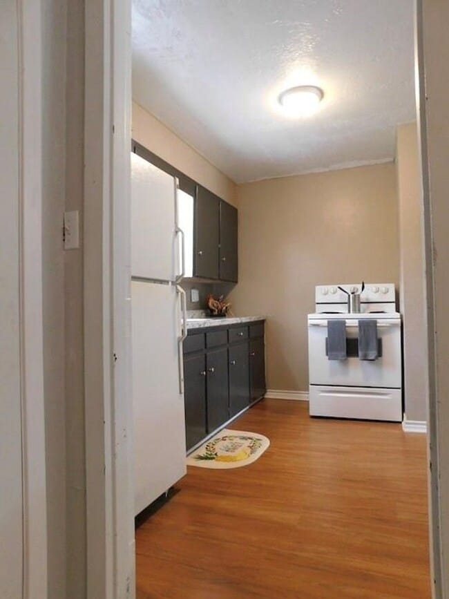 Building Photo - 2/1 - Pet Friendly Near TSU