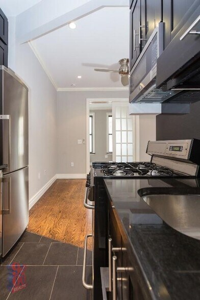 Primary Photo - 309 E 8th St