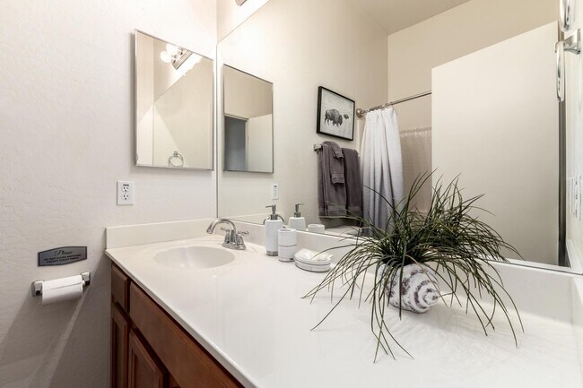 Building Photo - 2250 E Deer Valley Dr