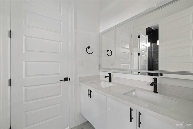 Building Photo - 32 Zimmerius Ave