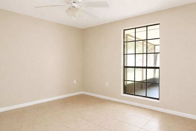 Building Photo - 2 Bedroom, 1.5 Bathroom Home for Rent in Zephyrhills!