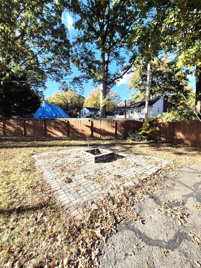 Building Photo - 2402 Fon Du Lac Rd