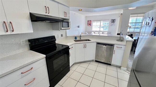 Building Photo - 3255 NE 184th St