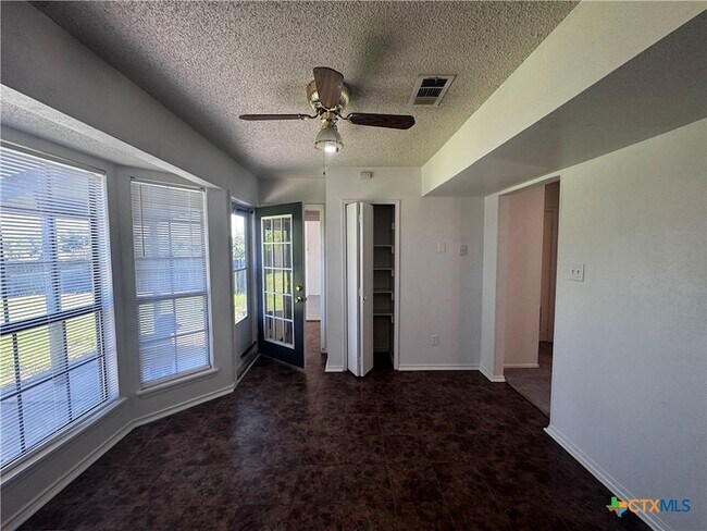 Building Photo - 1613 Bobby Lee Dr