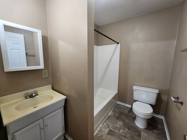 Building Photo - Save Big at Move-In: 50% Off Security Deposit on this 3 bed 1 bath upper unit